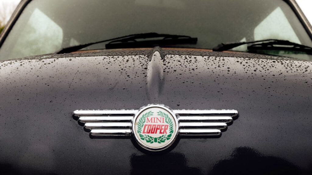 ウイング付きミニクーパーエンブレム